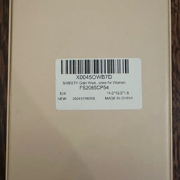 Gold Vintage-Inspired Hair Accessory with Intricate Styling - Picture 3 of 3